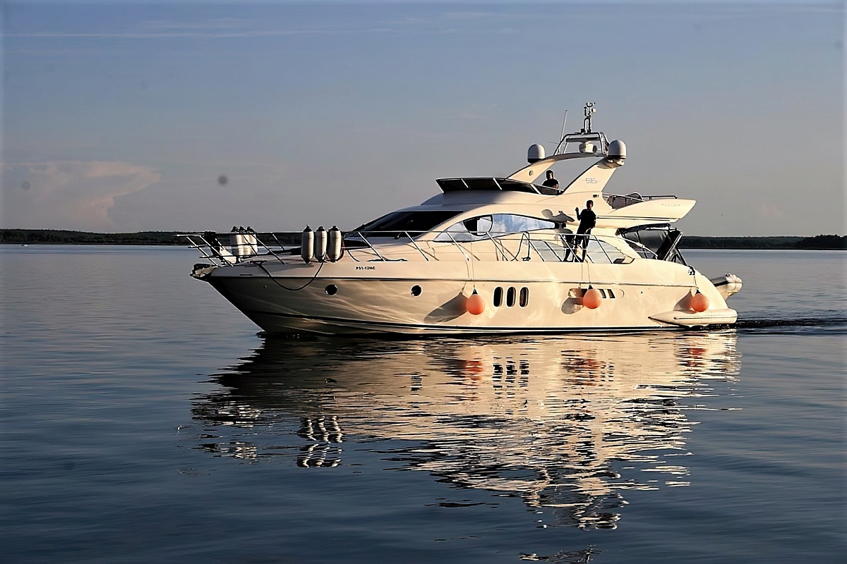 Аренда моторной яхты Azimut 55 в Москве - на закате